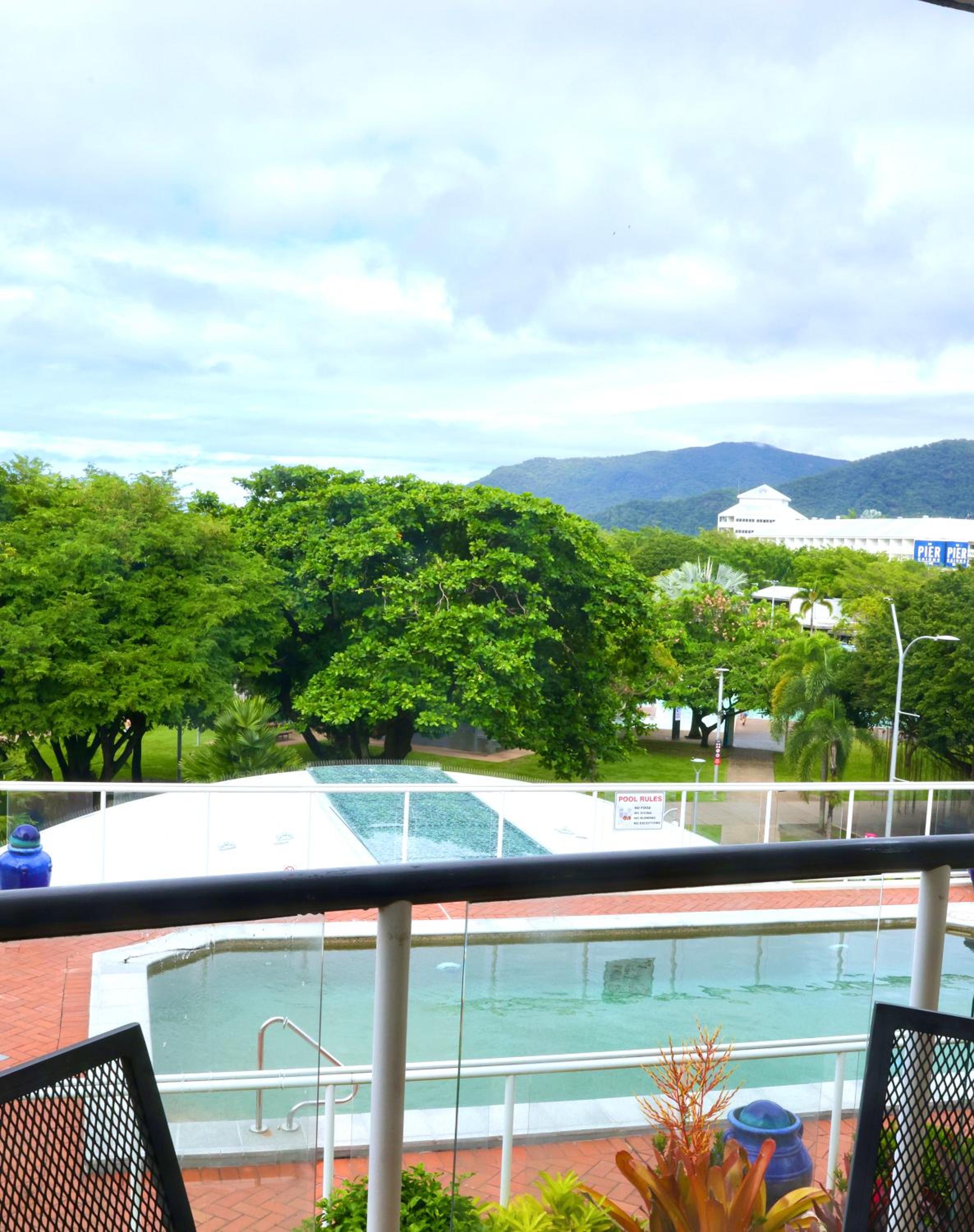 Cairns Esplanade Lagoon Apartment
