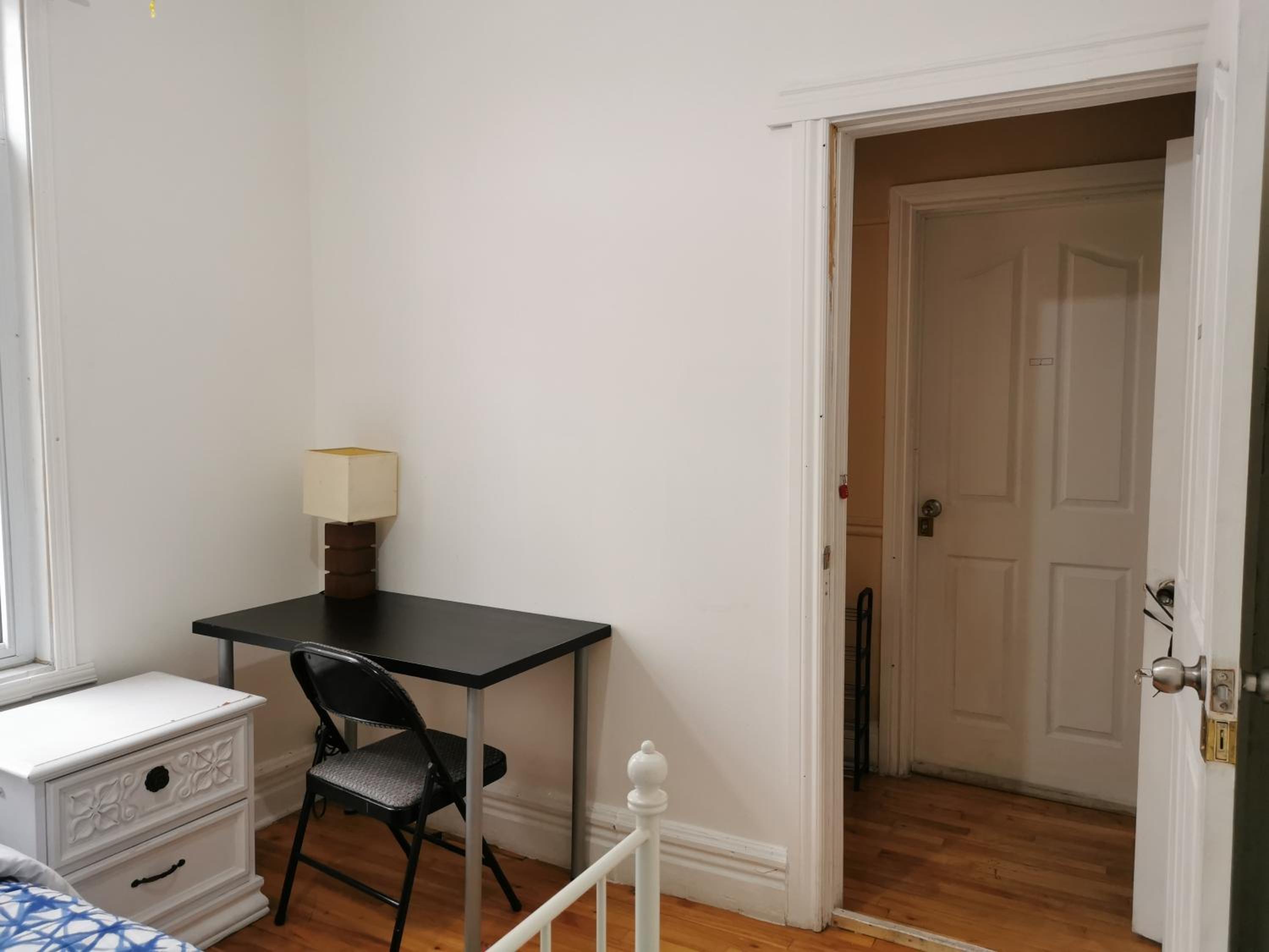 Delightful room near Metro Monk station with Self Check-in