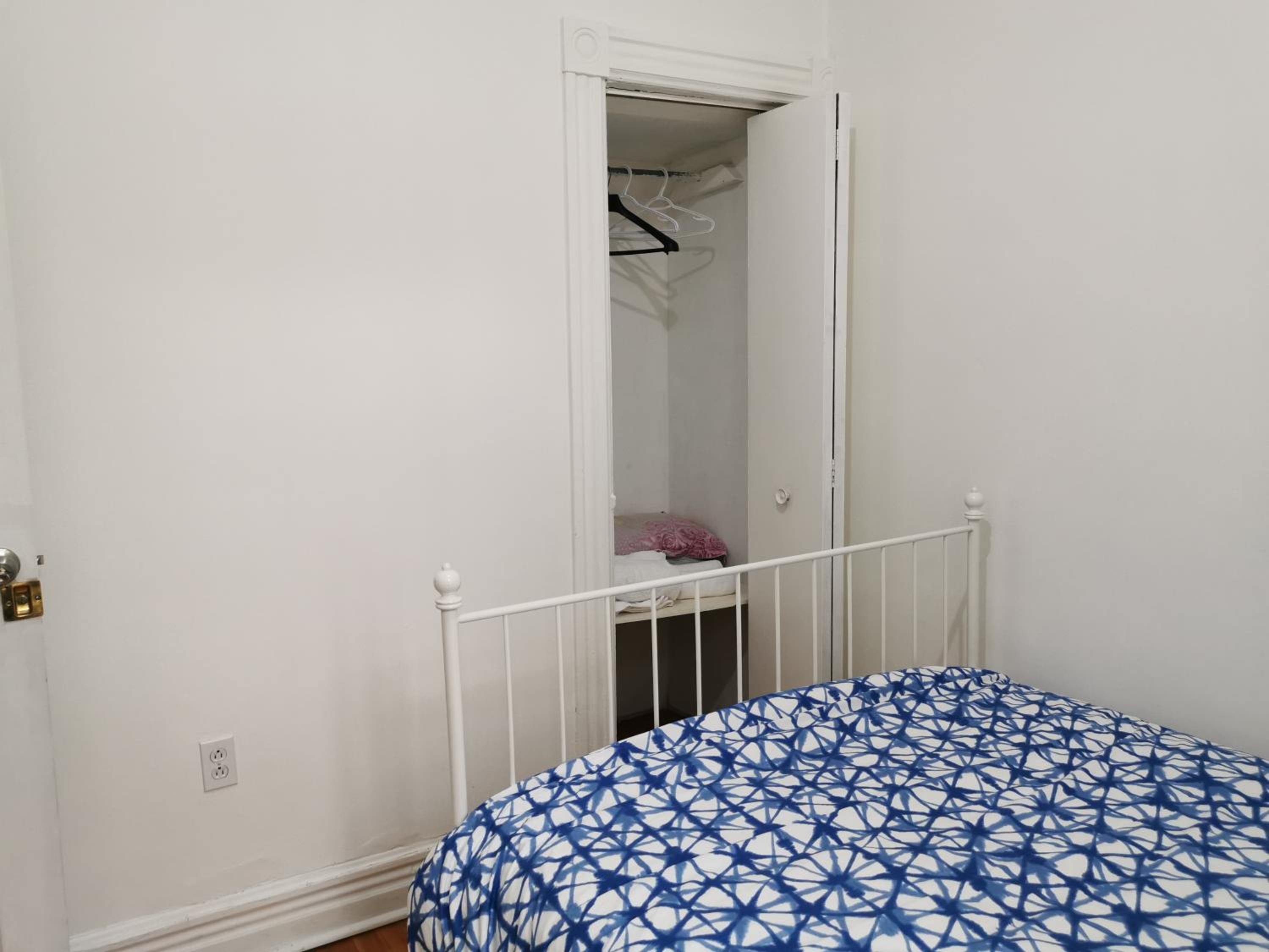 Delightful room near Metro Monk station with Self Check-in