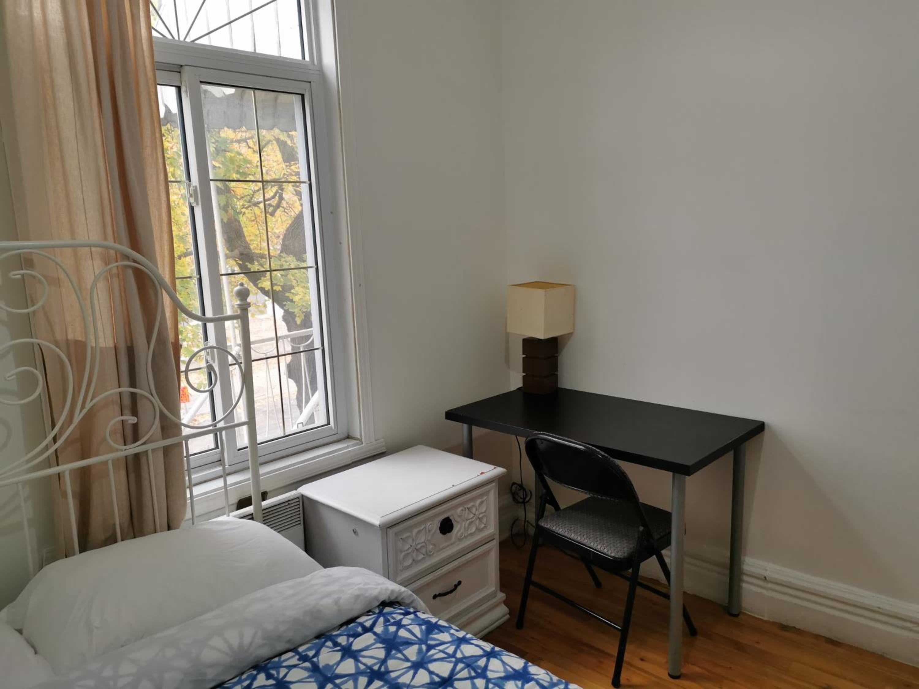 Delightful room near Metro Monk station with Self Check-in