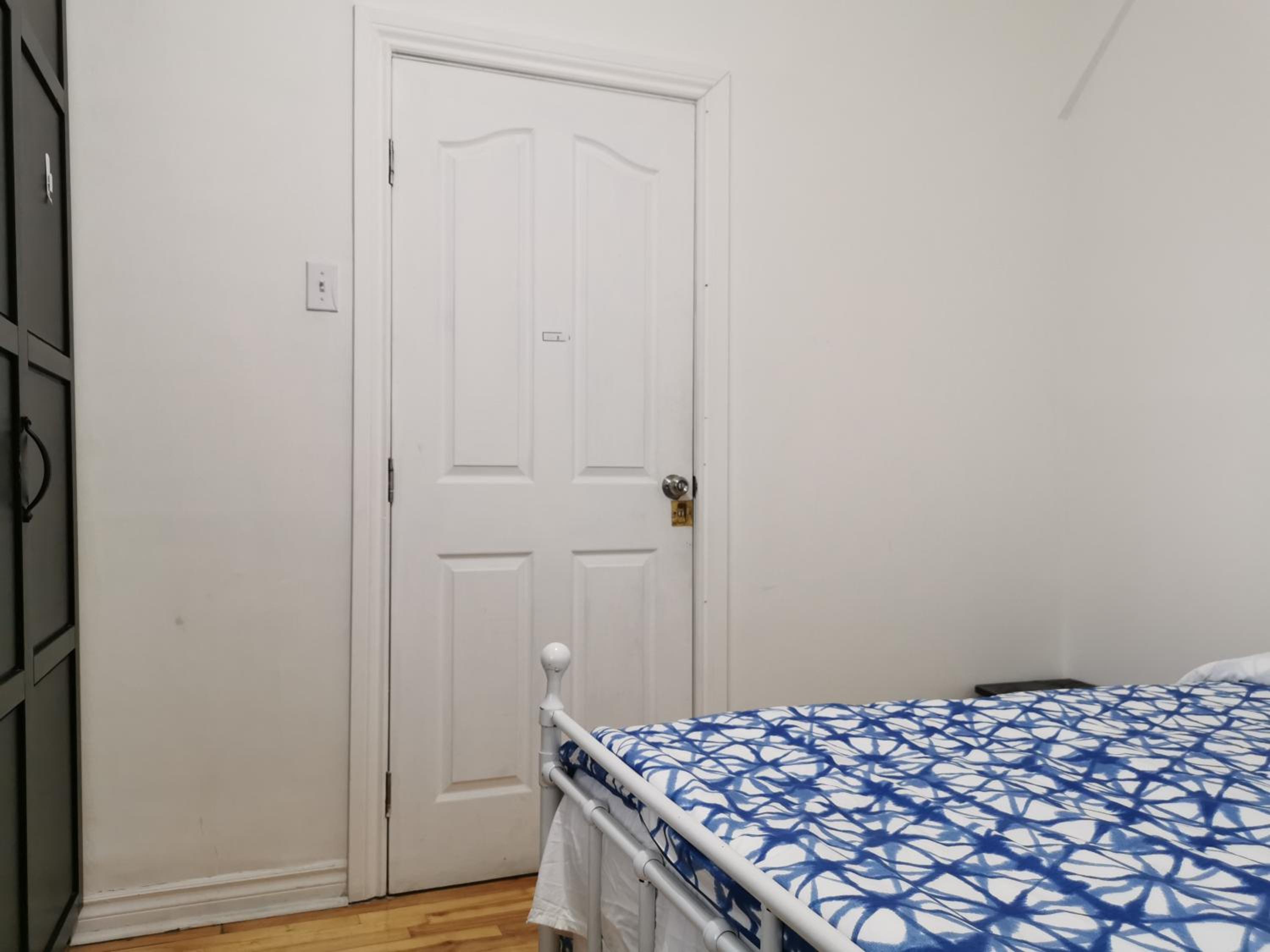 Delightful room near Metro Monk station with Self Check-in