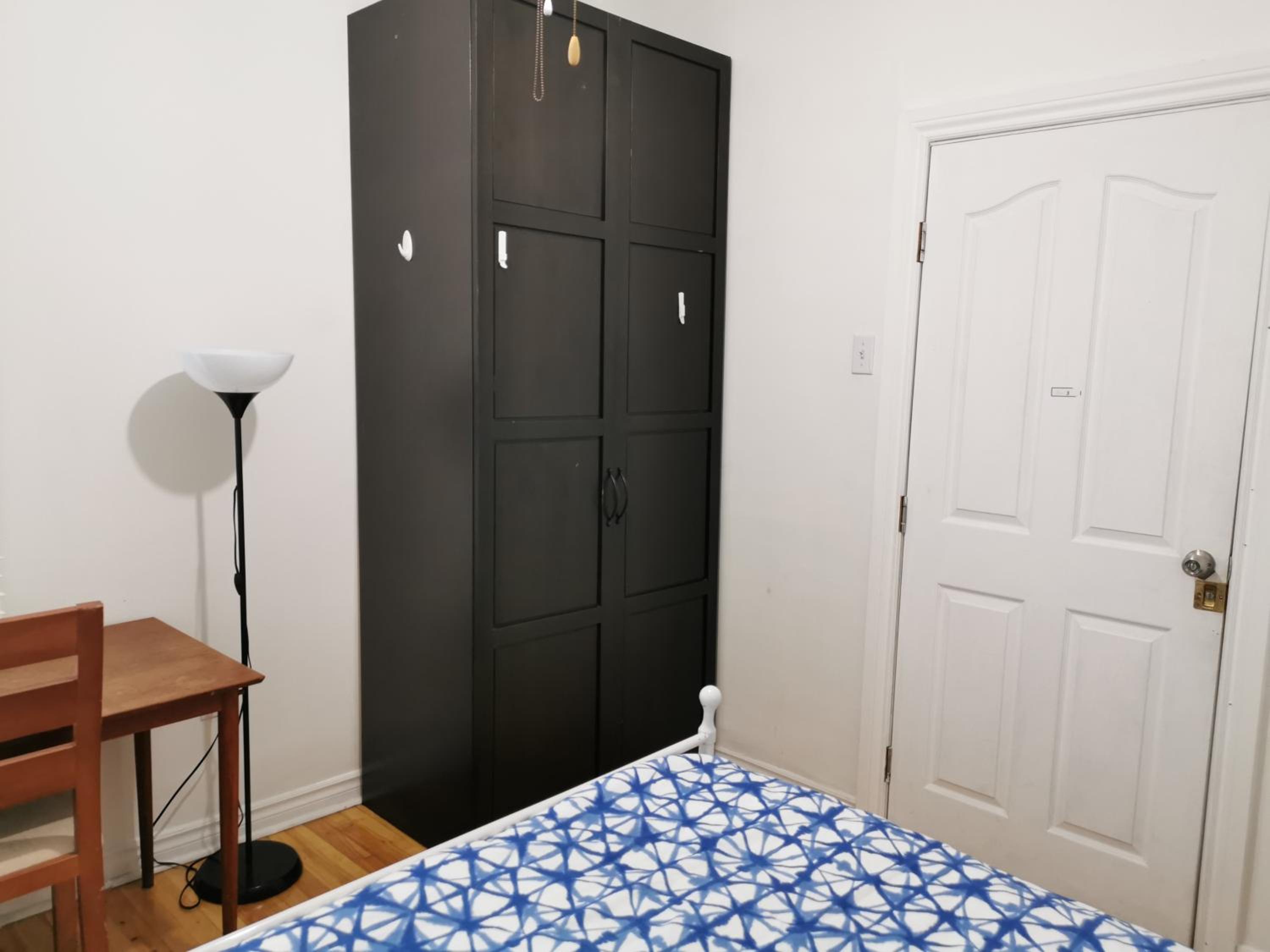 Delightful room near Metro Monk station with Self Check-in