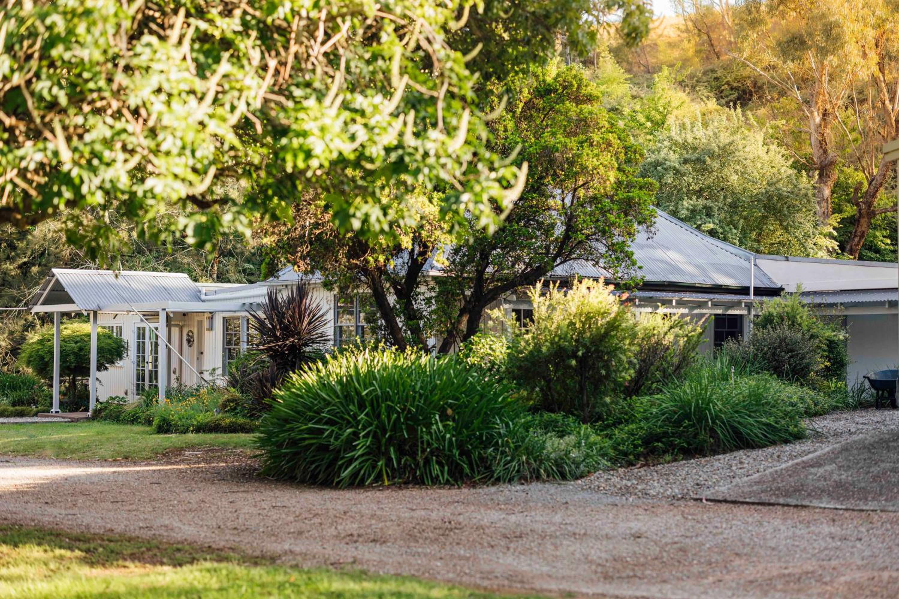 Meadowbrook Lodge Orange - Peaceful country getaway, walk to nearest cellar door, mins drive from 10 wineries & 2 hatted restaurants