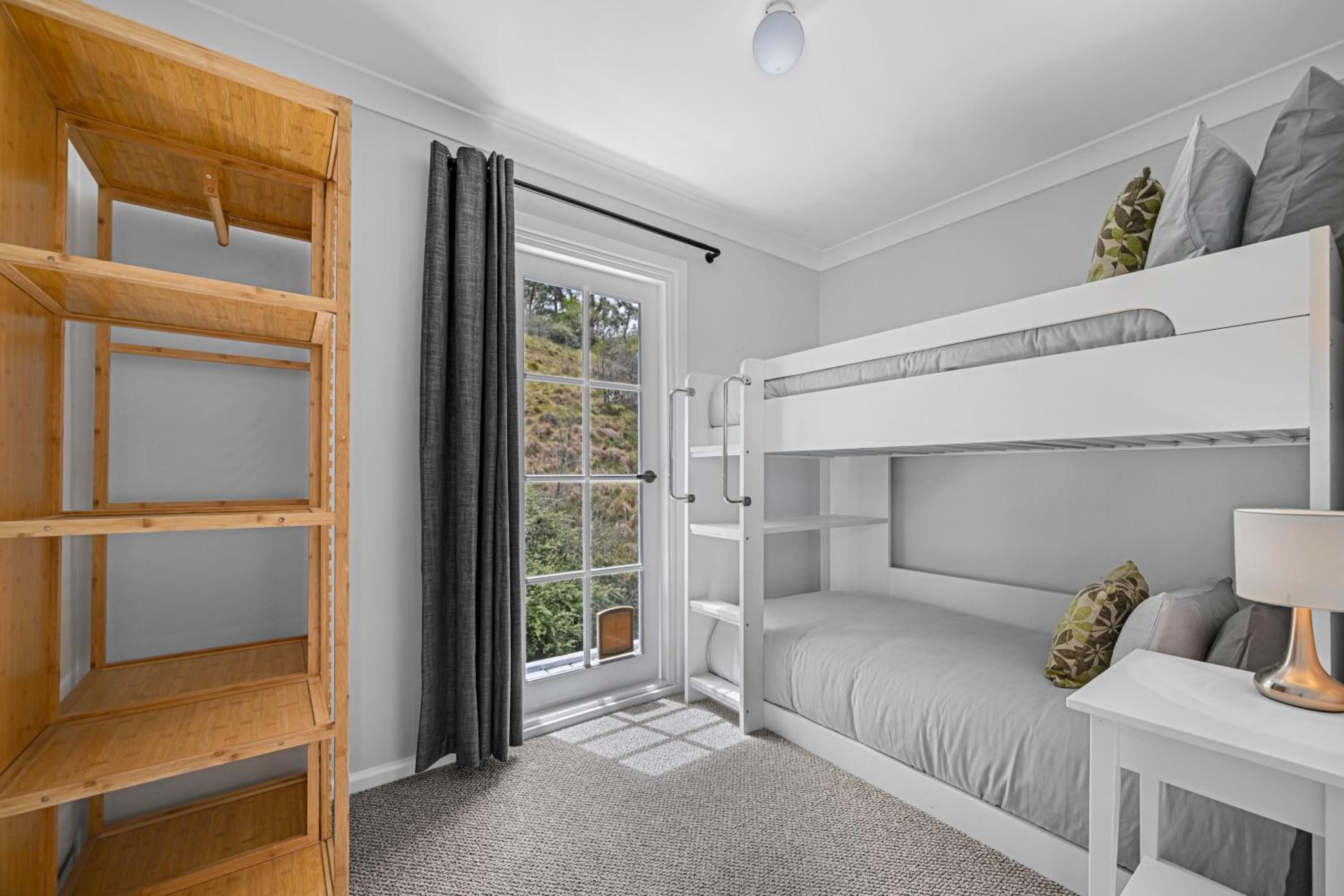 Meadowbrook Lodge Orange - Peaceful country getaway, walk to nearest cellar door, mins drive from 10 wineries & 2 hatted restaurants