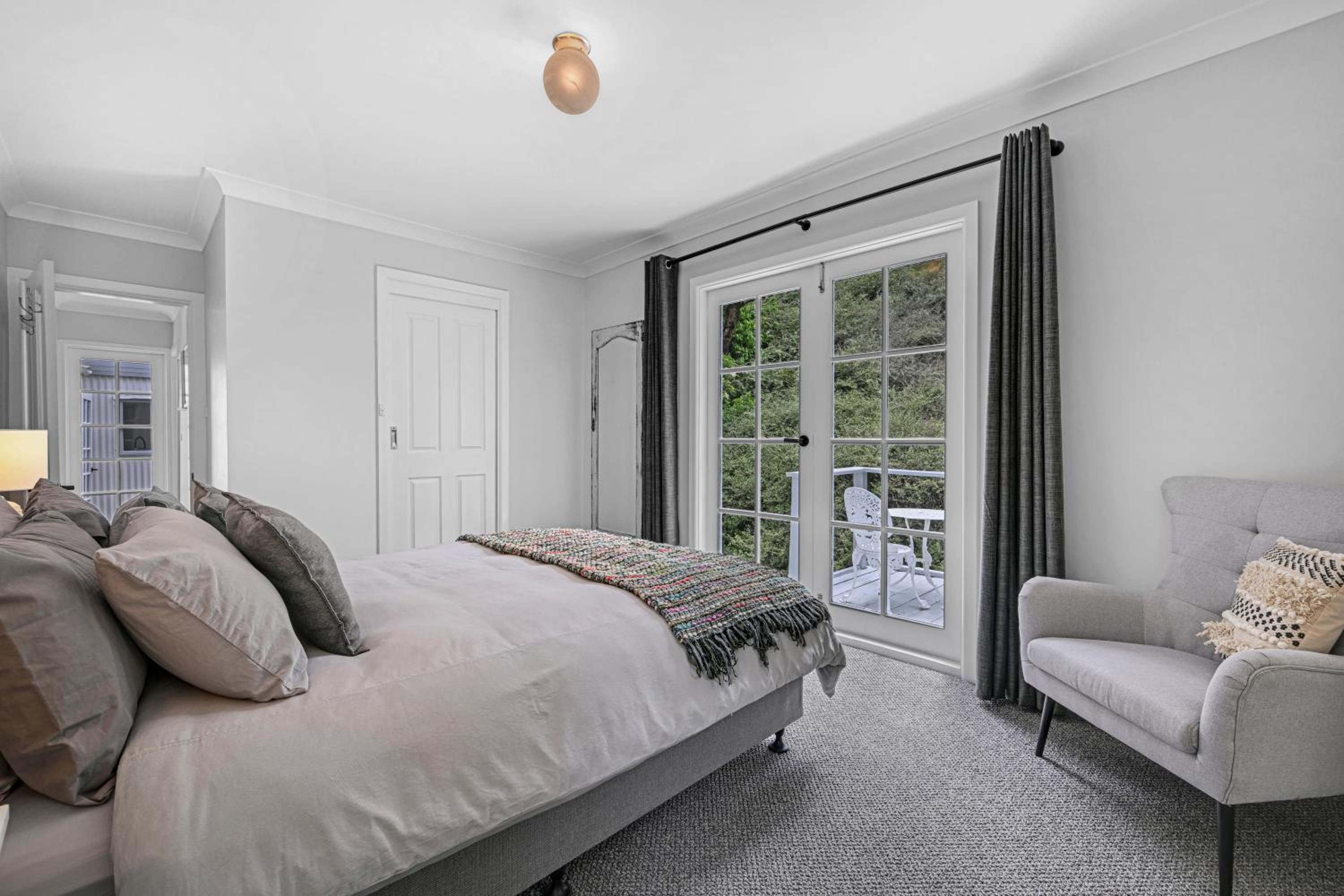 Meadowbrook Lodge Orange - Peaceful country getaway, walk to nearest cellar door, mins drive from 10 wineries & 2 hatted restaurants