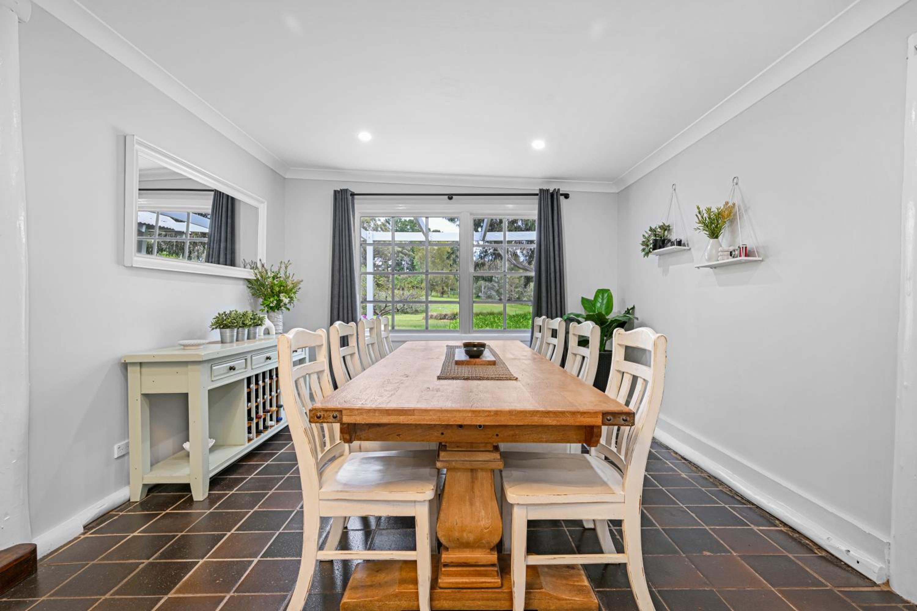 Meadowbrook Lodge Orange - Peaceful country getaway, walk to nearest cellar door, mins drive from 10 wineries & 2 hatted restaurants