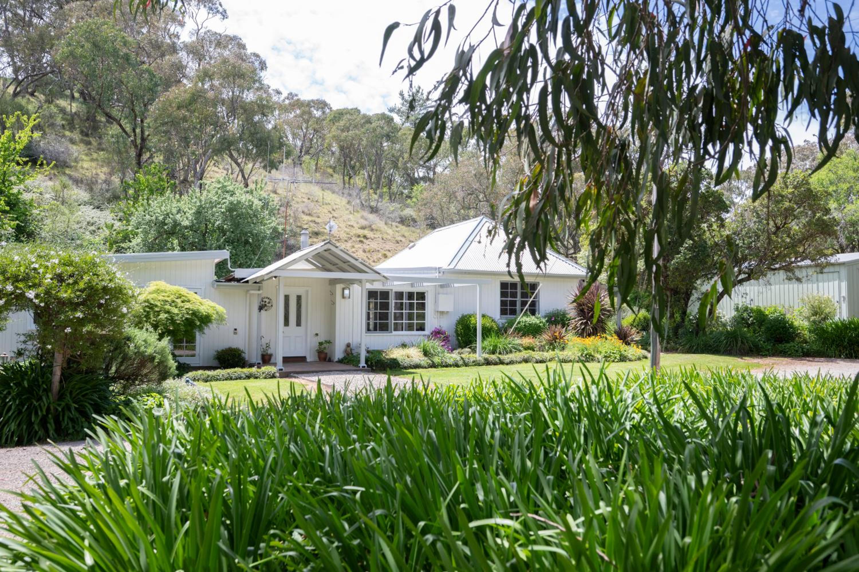 Meadowbrook Lodge Orange - Peaceful country getaway, walk to nearest cellar door, mins drive from 10 wineries & 2 hatted restaurants