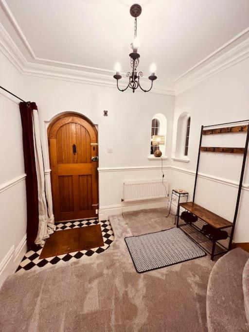 Thorpe Bay l Southend l Spacious 5 Double Bedroom Coastal Retreat l Free Parking l view 4