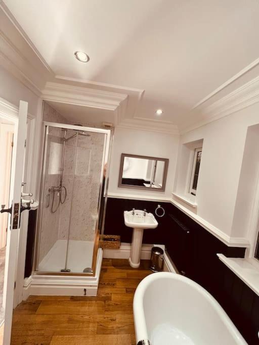 Thorpe Bay l Southend l Spacious 5 Double Bedroom Coastal Retreat l Free Parking l view 5