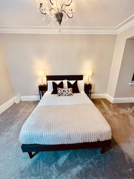 Thorpe Bay l Southend l Spacious 5 Double Bedroom Coastal Retreat l Free Parking l view 2