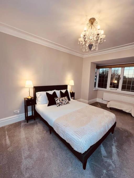 Thorpe Bay l Southend l Spacious 5 Double Bedroom Coastal Retreat l Free Parking l view 3