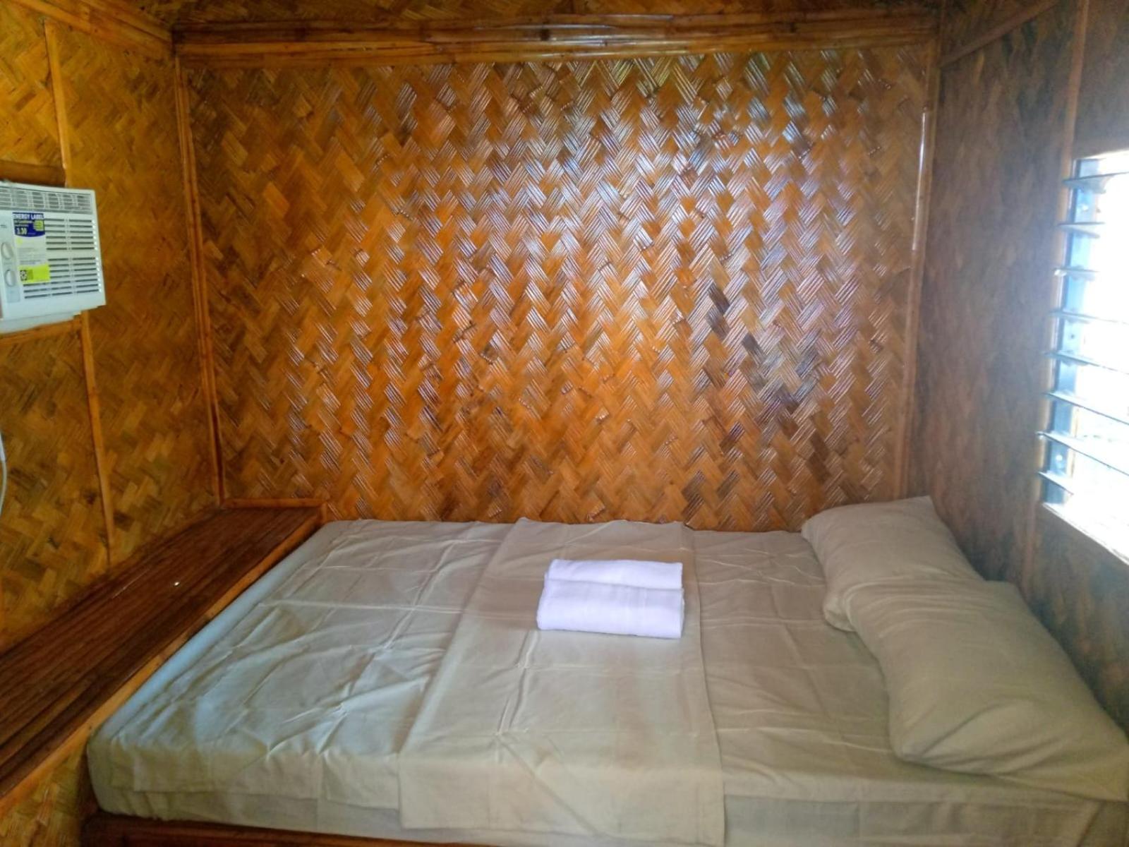 Charming seaview chalet with AC, kitchen, downtown view 3
