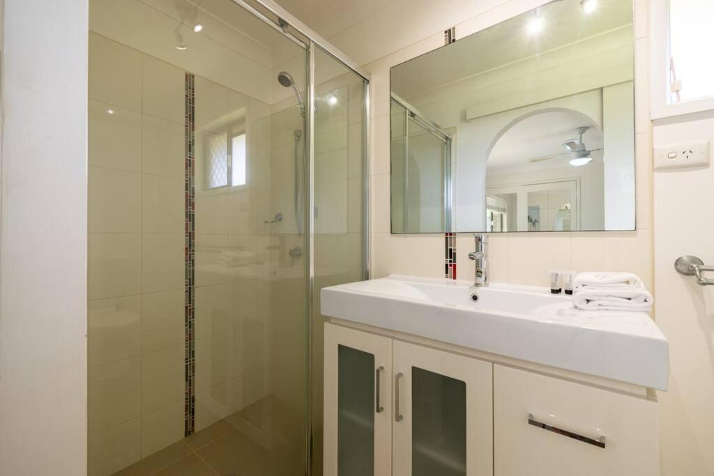 Spacious Family Home w Pool - Central Location