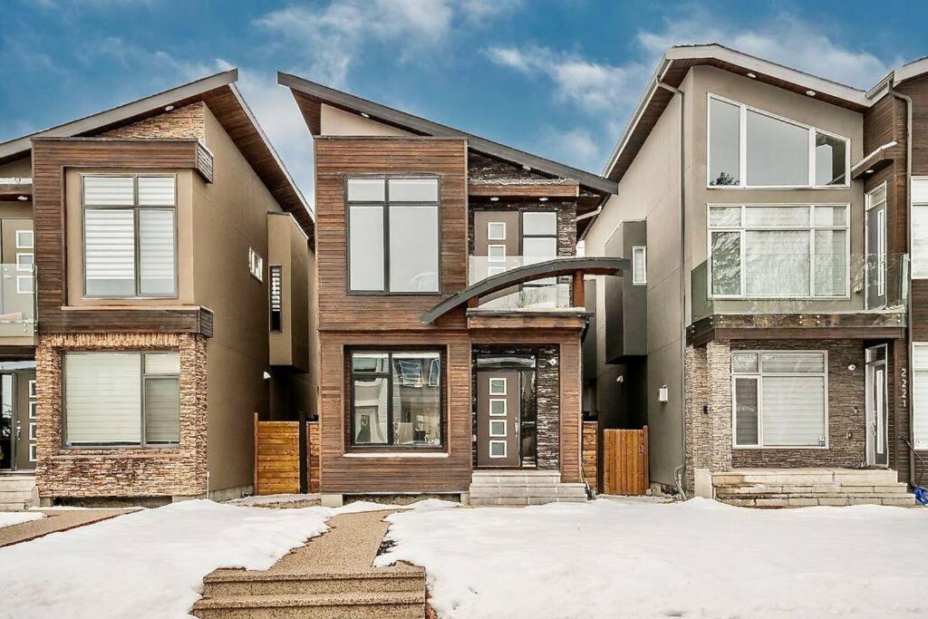 Luxury Cityscape Retreat with Hot Tub