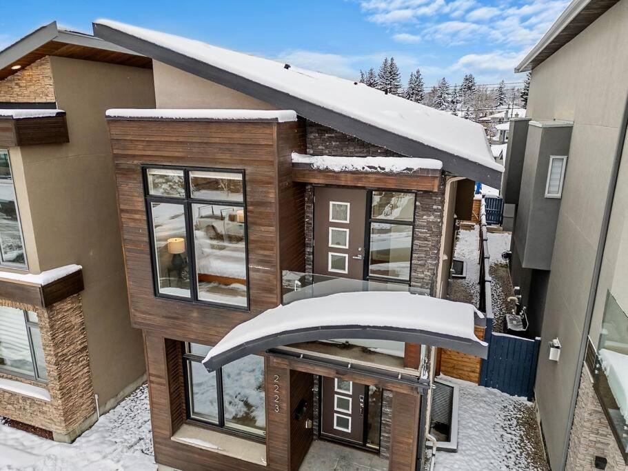 Luxury Cityscape Retreat with Hot Tub