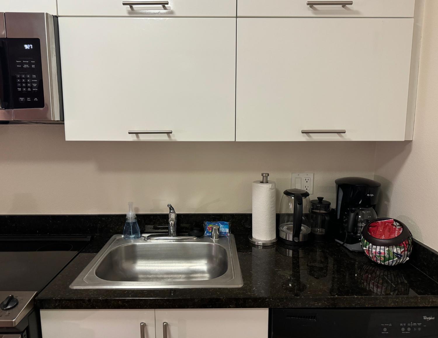 Charming 2-Bedroom Apartment in Glendale view 3