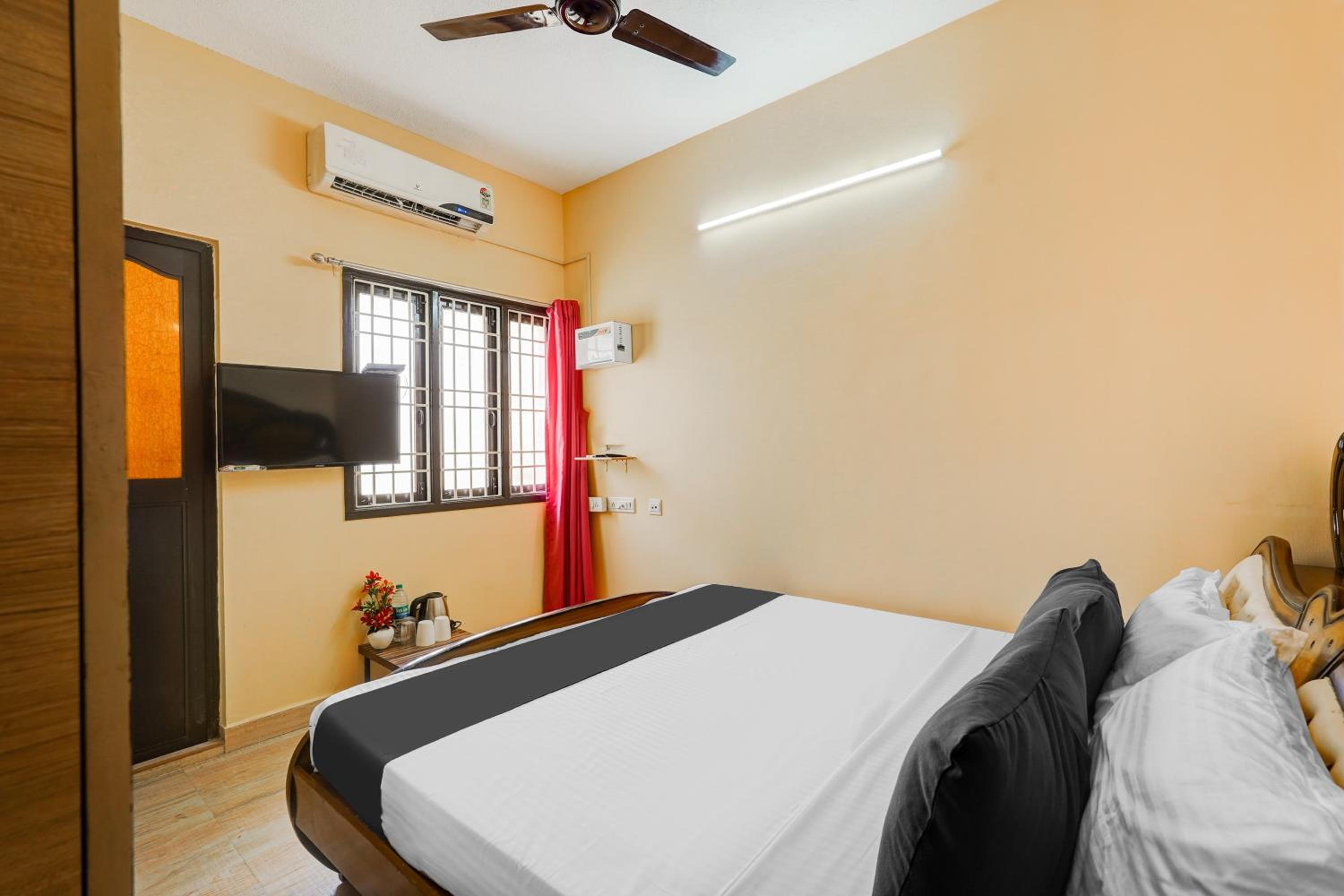 Hotel O Velachery Near Devi Karumariamman Nagar Extension