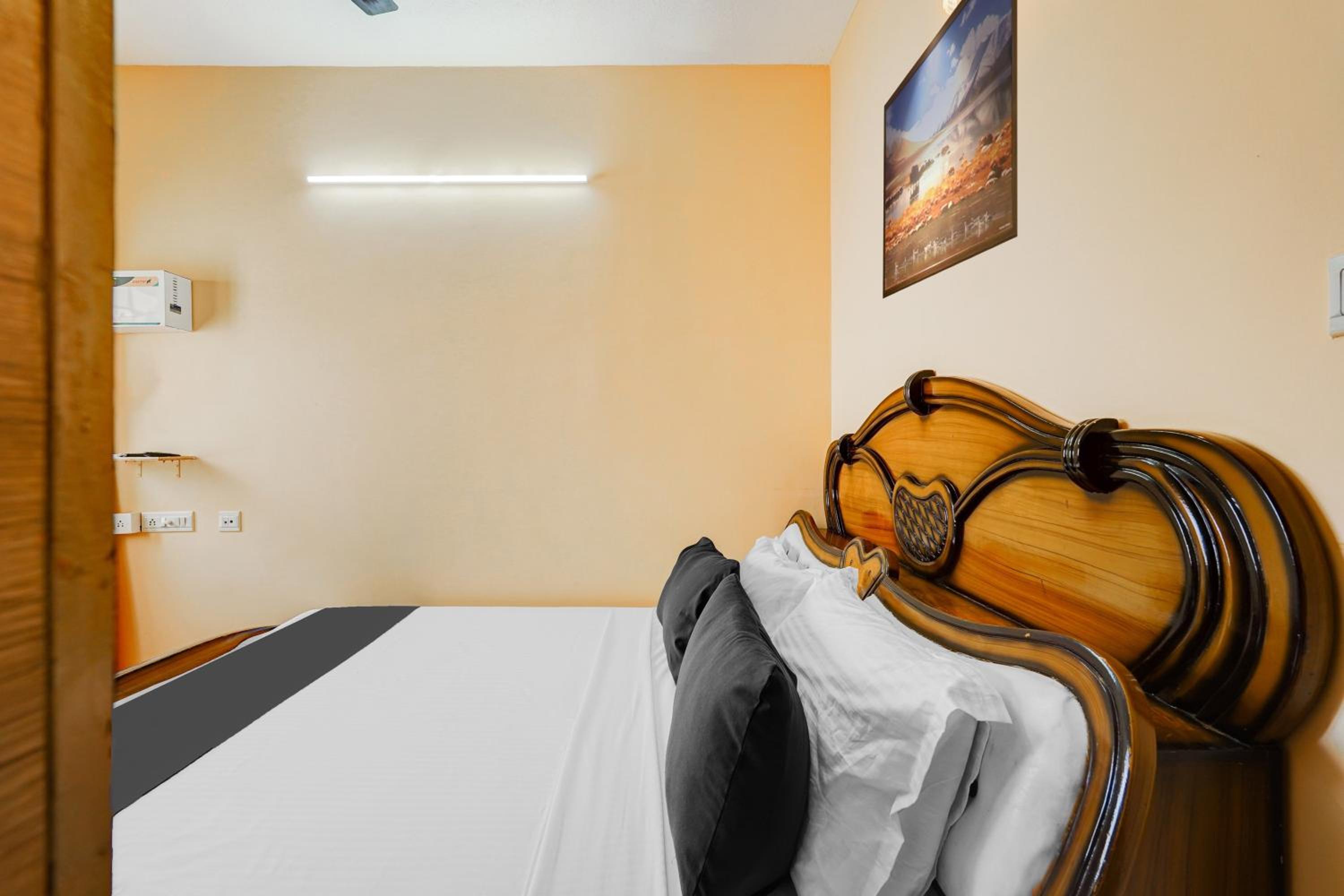 Hotel O Velachery Near Devi Karumariamman Nagar Extension
