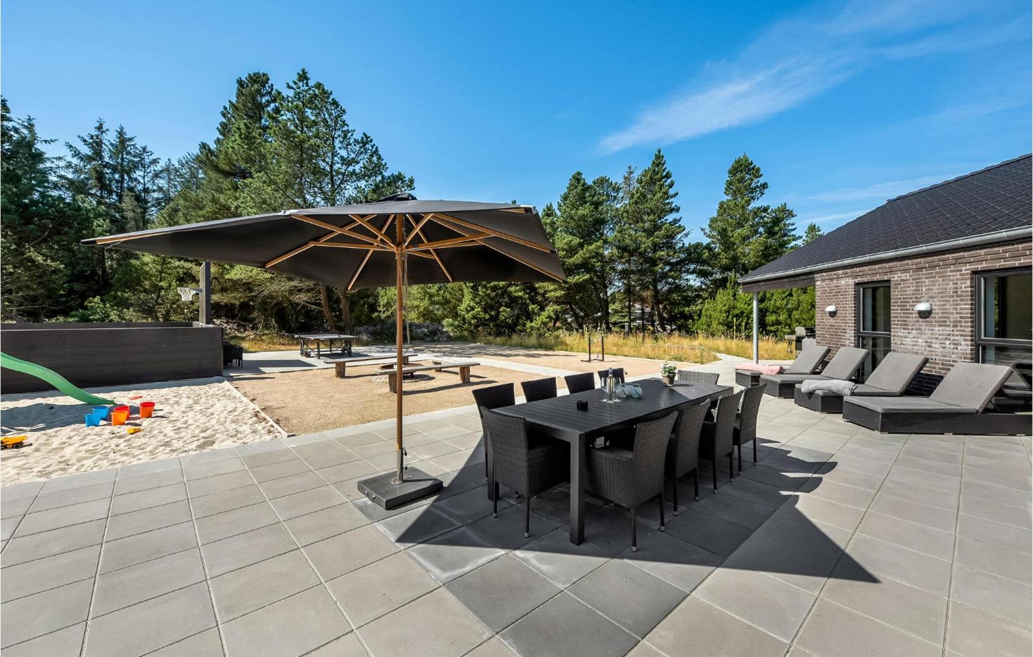 Nice Home In Blåvand With Kitchen
