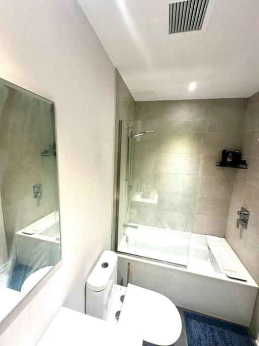 Condo chambre , Salon , centre-ville, gym