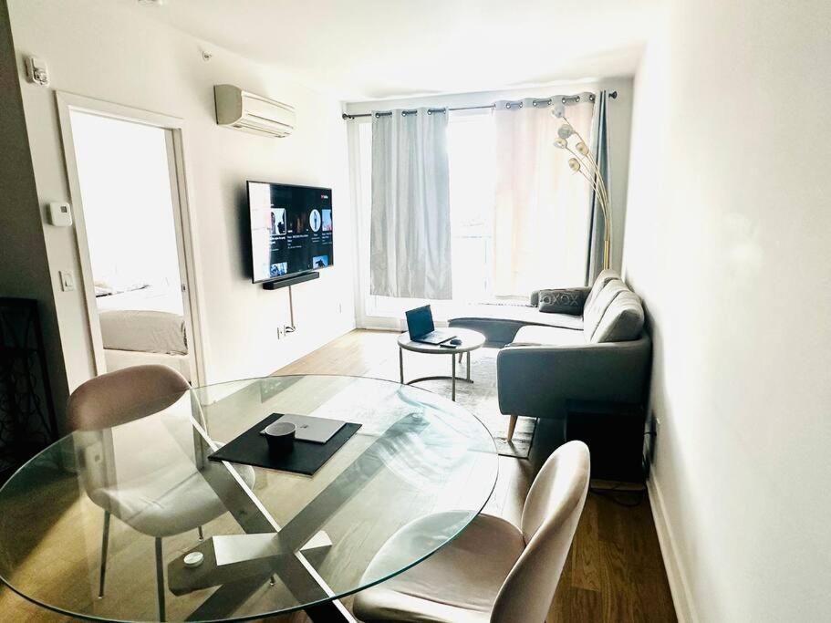 Condo chambre , Salon , centre-ville, gym
