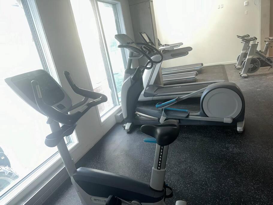 Condo chambre , Salon , centre-ville, gym