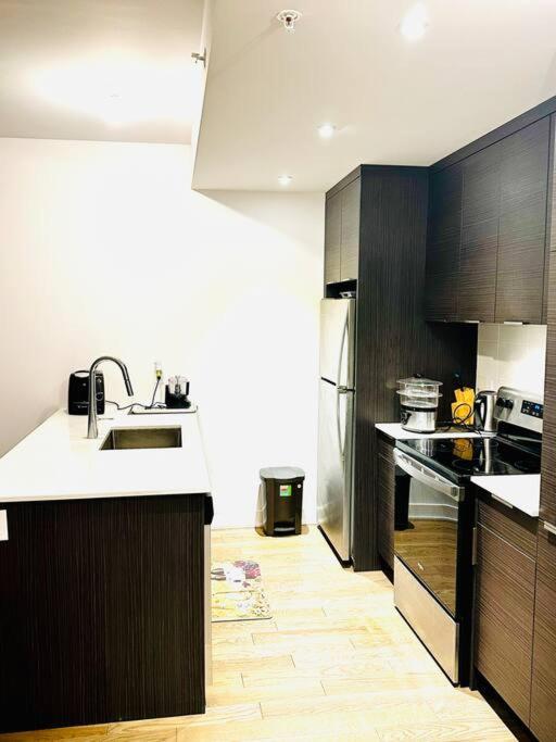 Condo chambre , Salon , centre-ville, gym
