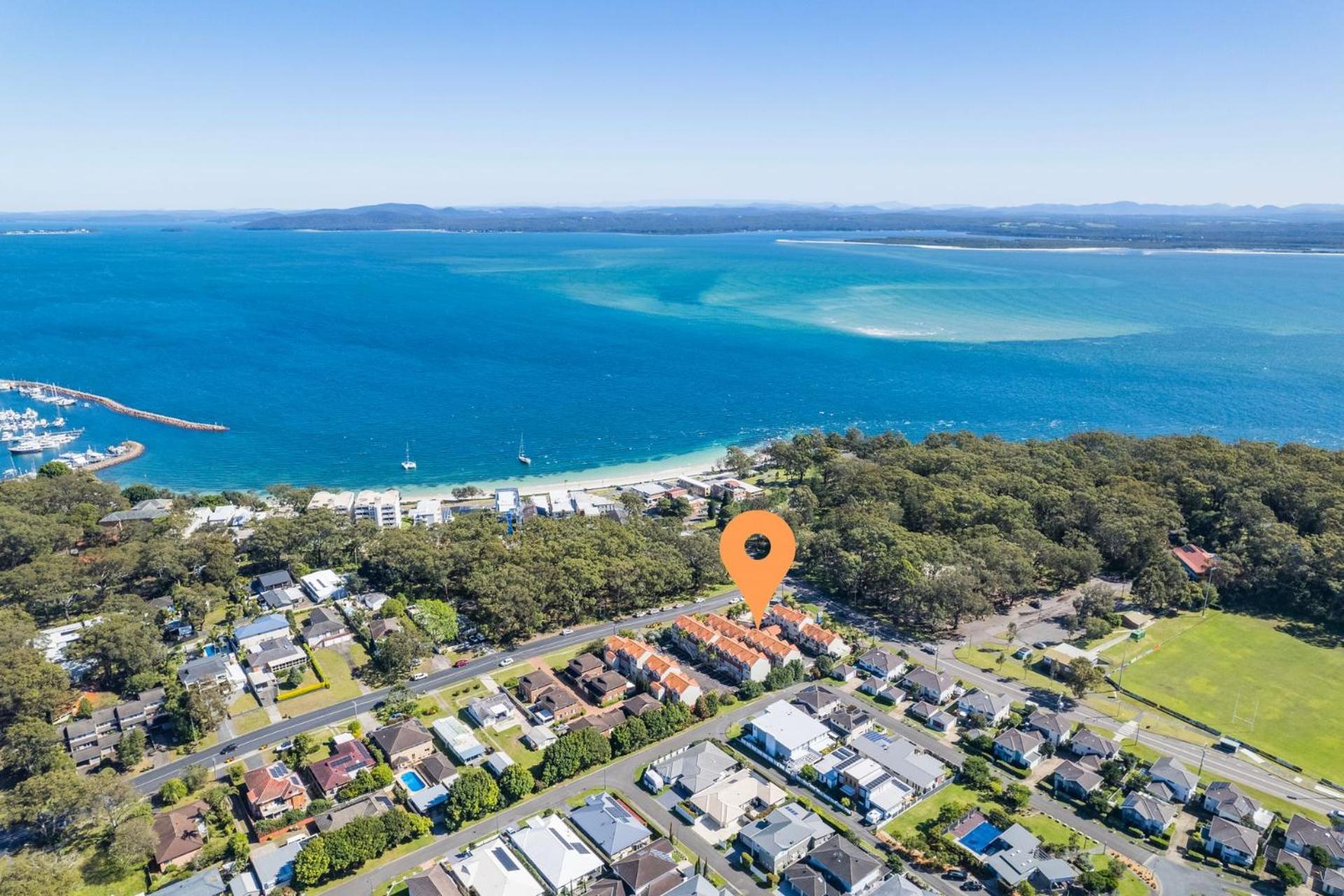Bay Breeze 18, 1 Trafalgar St - ground floor, air con and complex pool