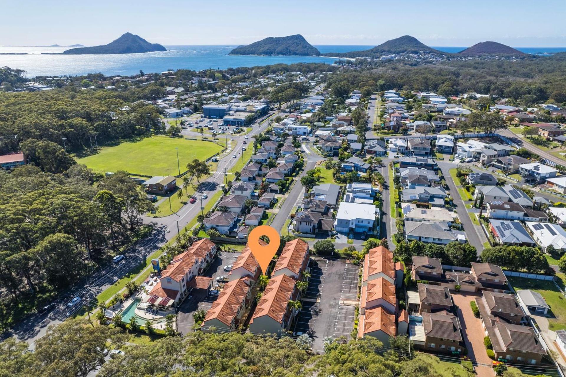 Bay Breeze 18, 1 Trafalgar St - ground floor, air con and complex pool