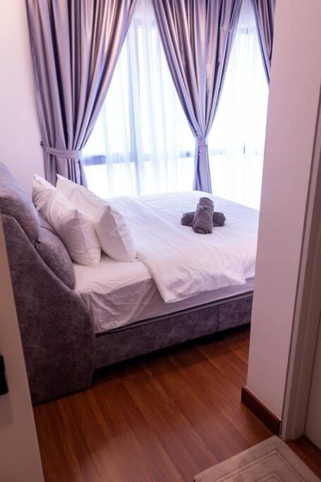 Spacious City Escape Sunsuria Forum at Shah Alam By LuxPropMy-3BR photo 3