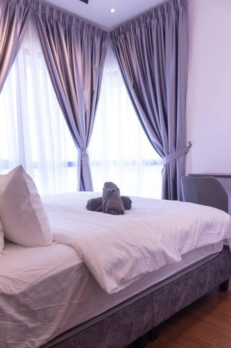 Spacious City Escape Sunsuria Forum at Shah Alam By LuxPropMy-3BR photo 4