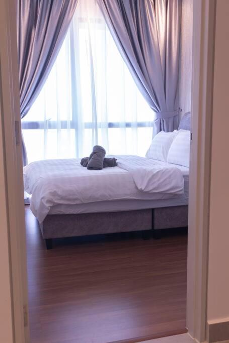 Spacious City Escape Sunsuria Forum at Shah Alam By LuxPropMy-3BR photo 7