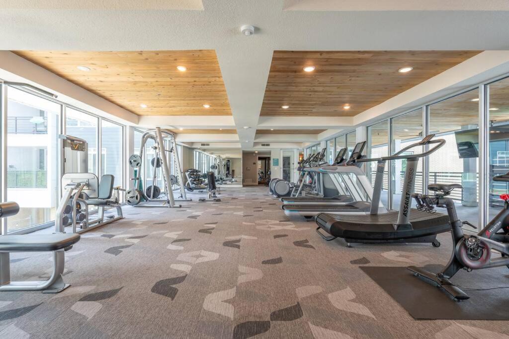Stunning Top Floor 2 Bdrm 2 Bath City View Apt King Bed Free Parking Pool Gym view 3