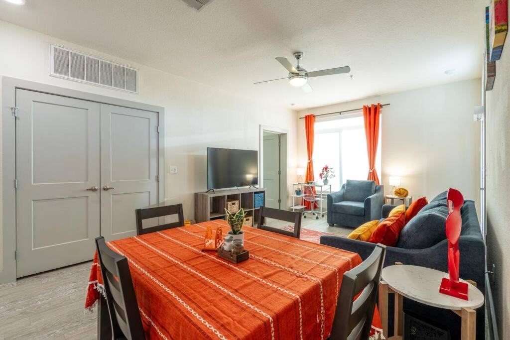 Stunning Top Floor 2 Bdrm 2 Bath City View Apt King Bed Free Parking Pool Gym view 4