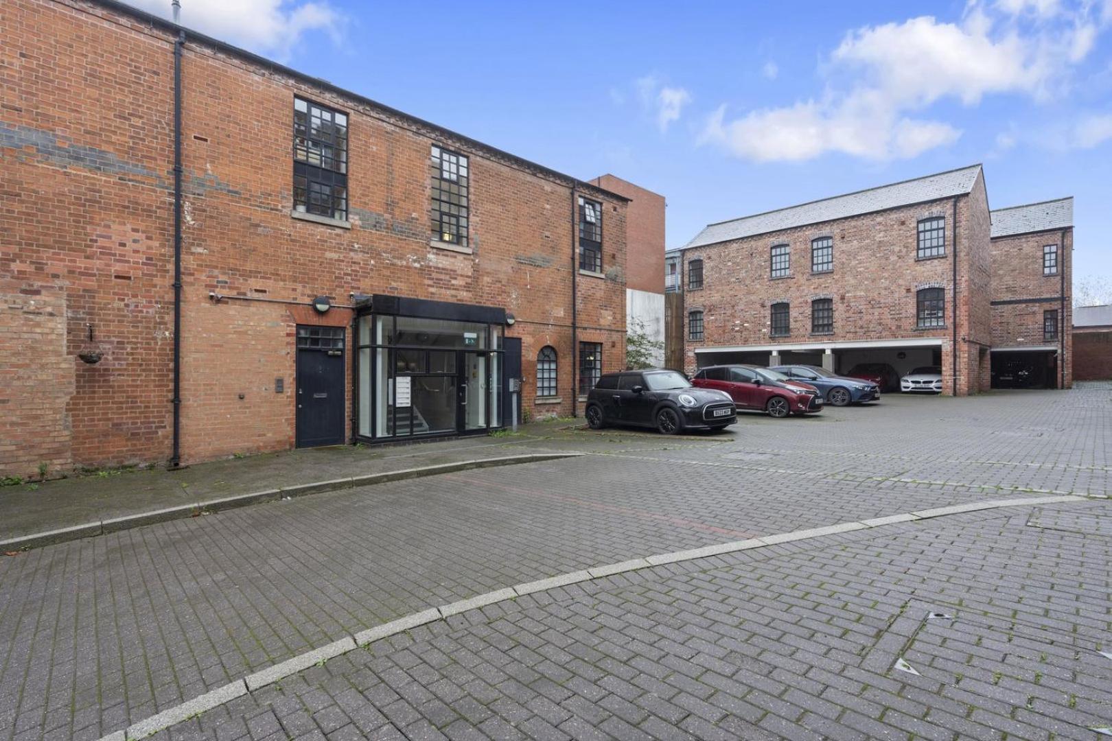 Bright 1-Bed Apartment in Central Birmingham view 5