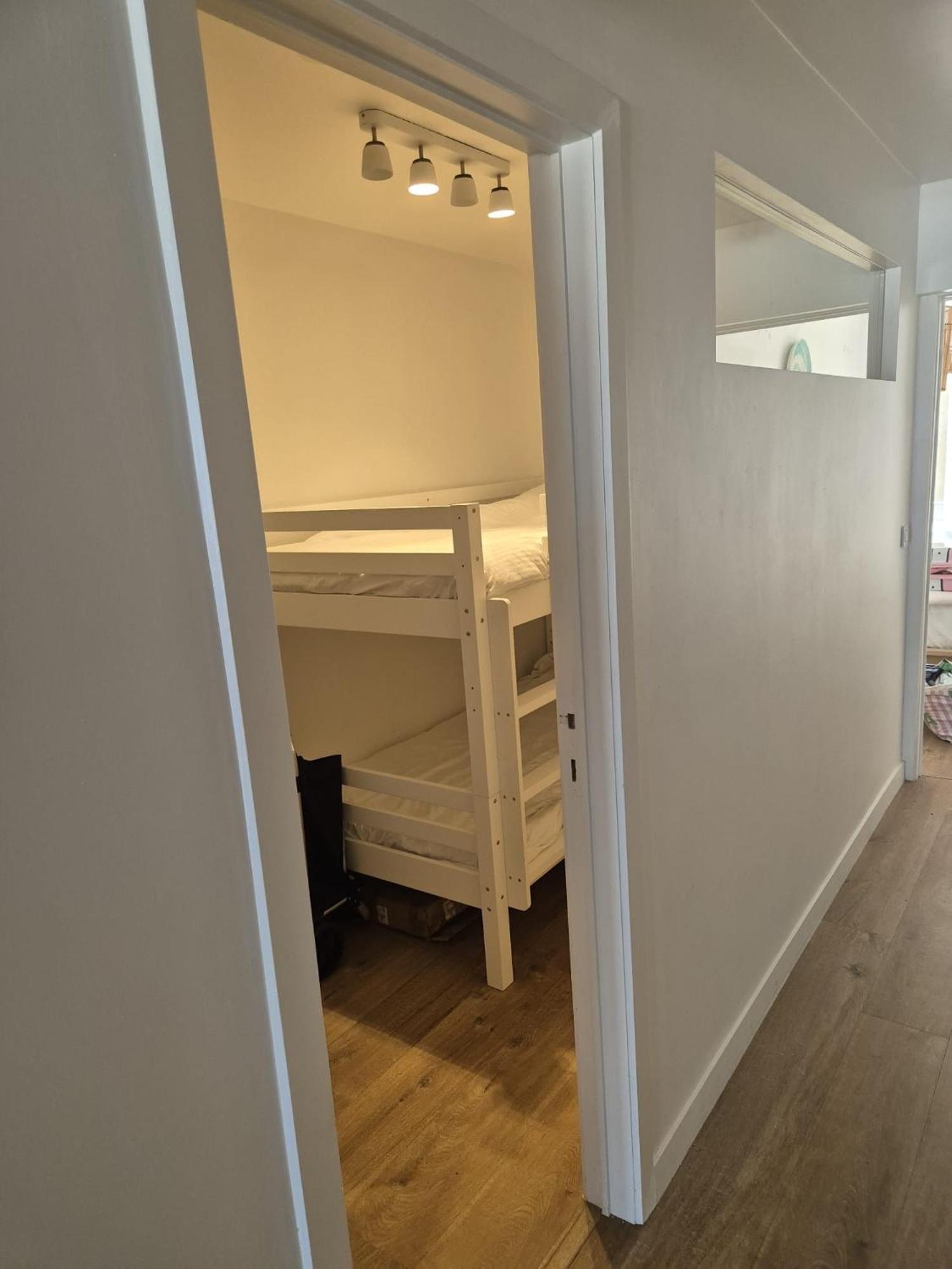 Seaview Heist: 3-Bedroom Flat by the Beach