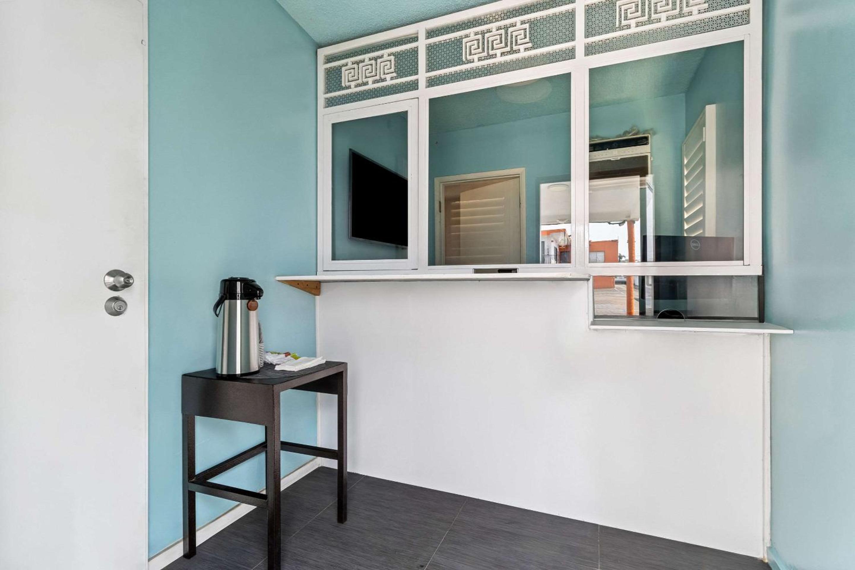 Rodeway Inn & Suites North Hollywood Burbank Airport - Universal Area