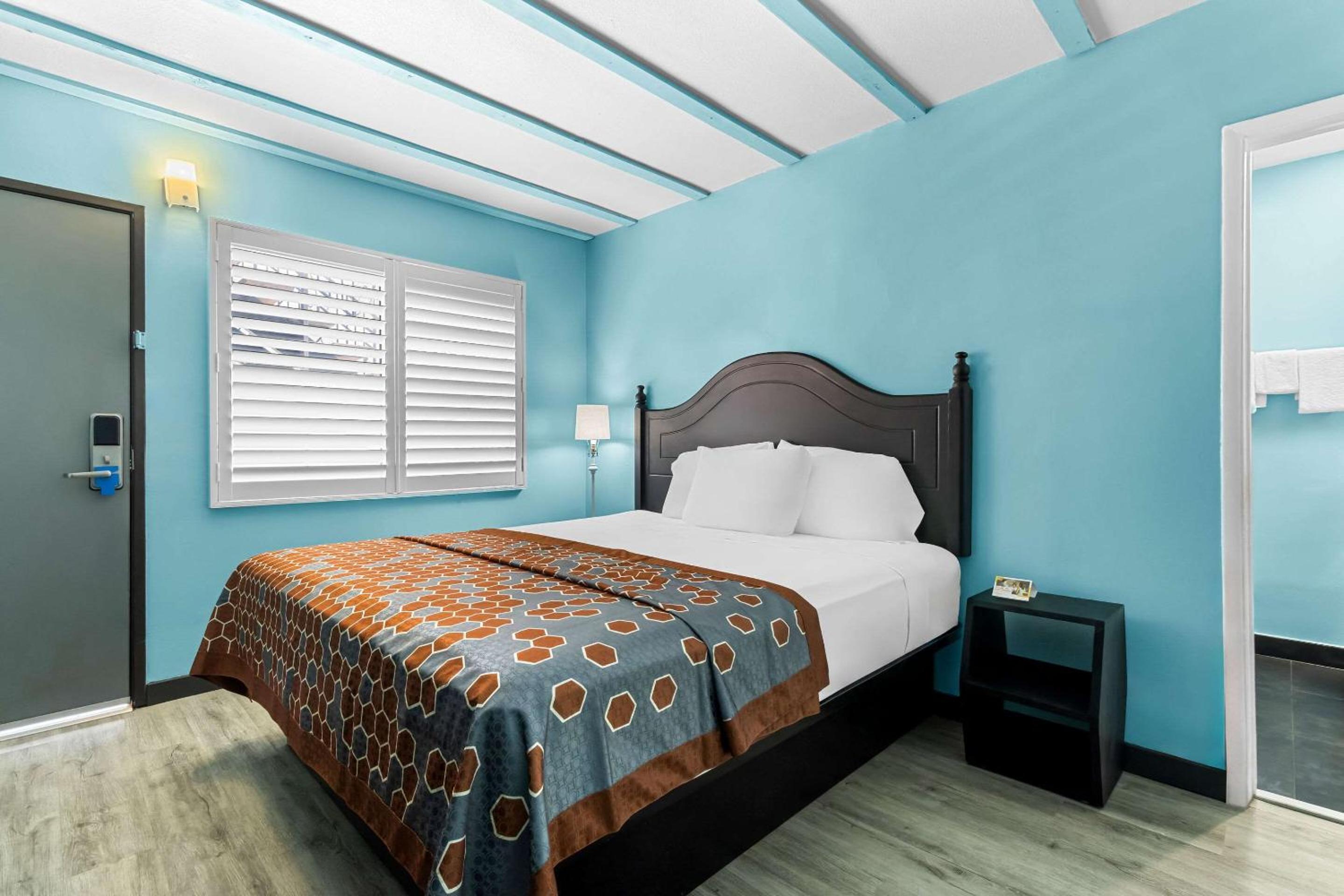 Rodeway Inn & Suites North Hollywood Burbank Airport - Universal Area