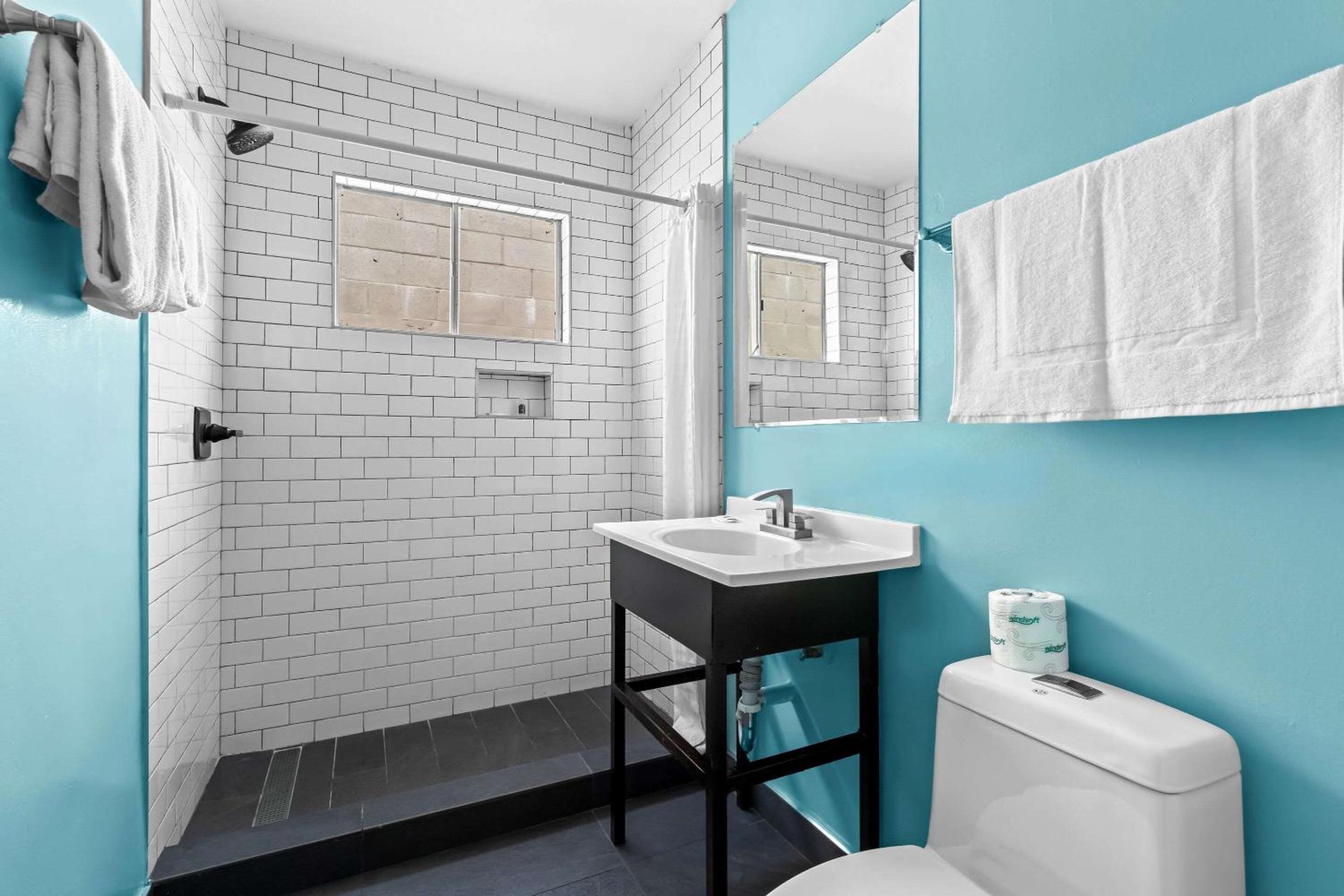 Rodeway Inn & Suites North Hollywood Burbank Airport - Universal Area