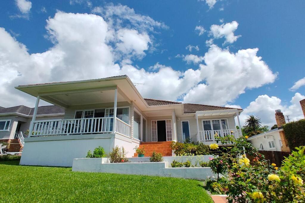 Mission Bay Villa 3BR 2BA Retreat with Spacious Terrace & Garden Views — Auckland