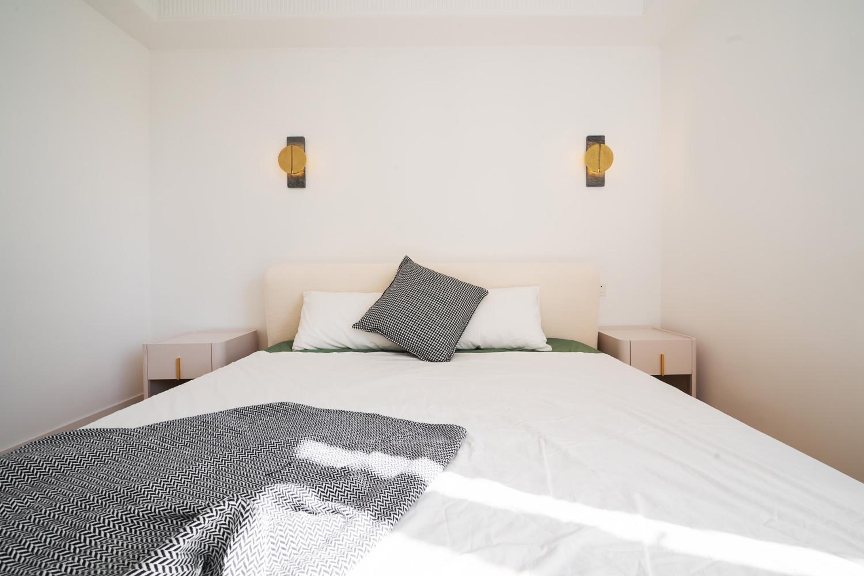 Eastern Hub - Bund Branch Simply Luxurious 4 King Beds, Big French Windows with Bund Views