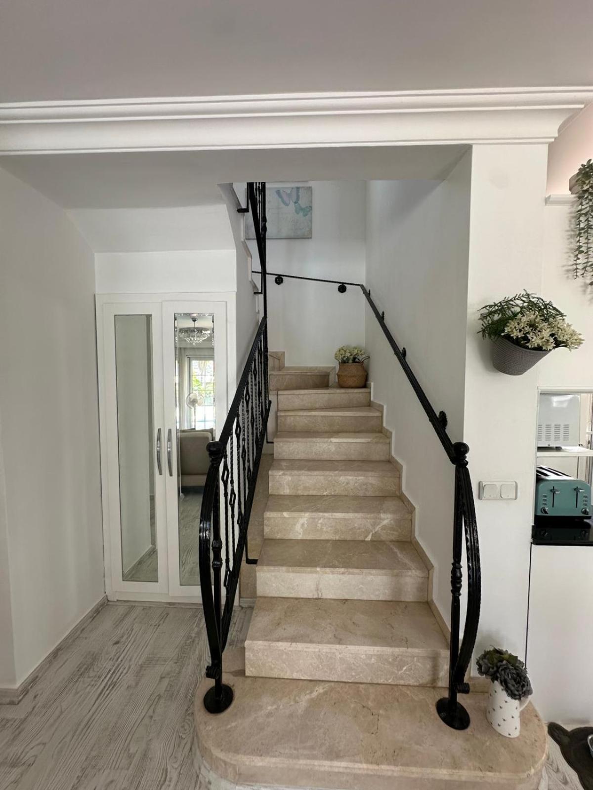 Villa London By Luxury Group view 4