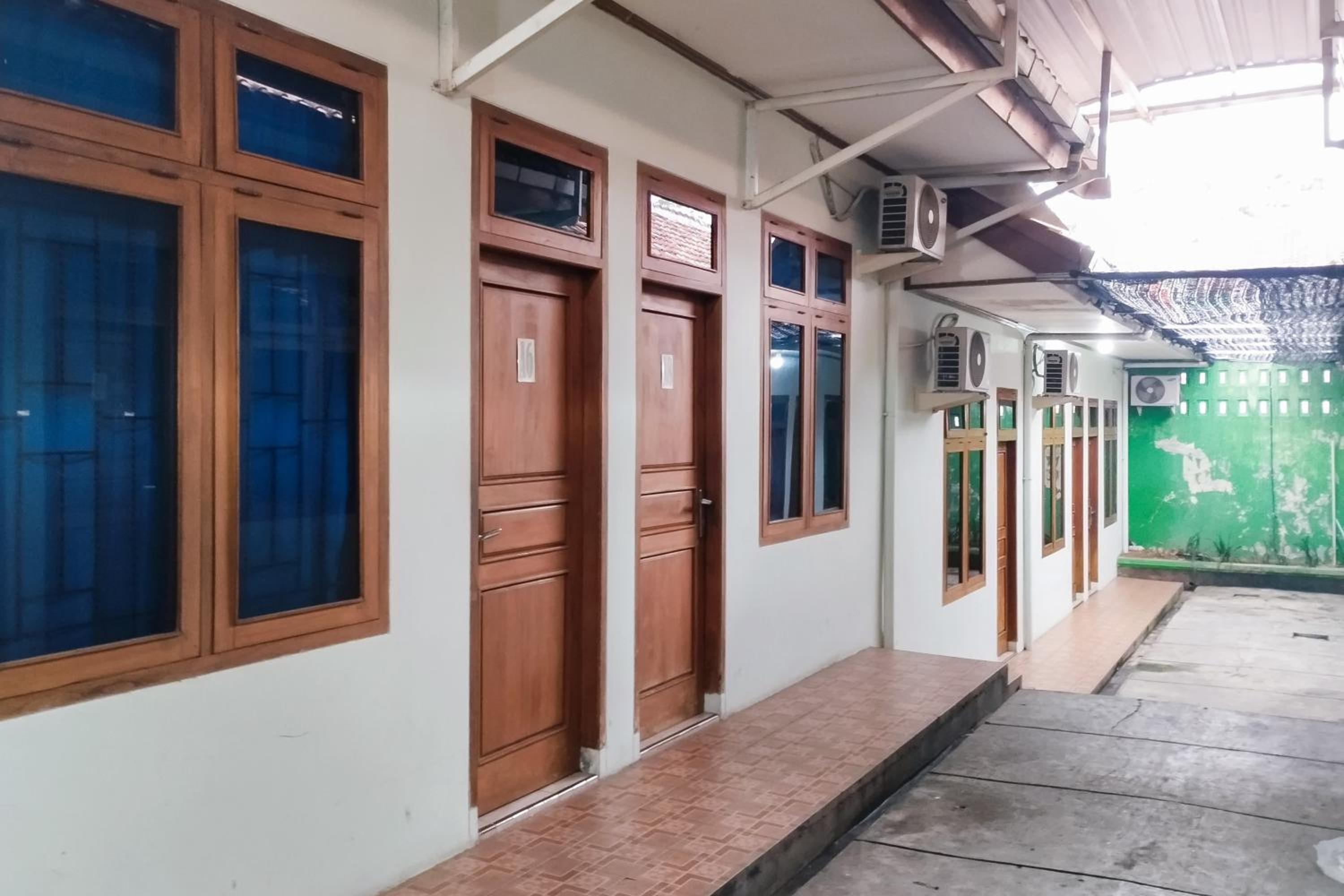 Hotel RedDoorz at Guesthouse Oemah Opa Metro - Image 1