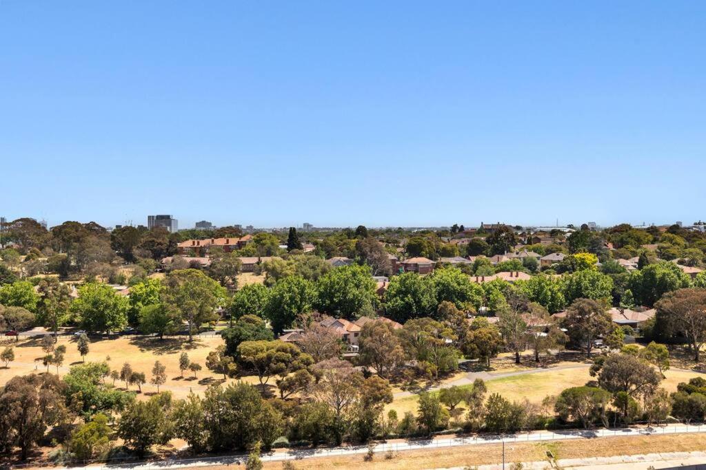 2Bed with Parking Next to Zoo and Parks