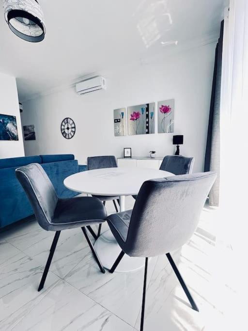 Sliema A25 - 5 mins walk to Valletta Ferry - Shopping Mall and Bay by QuickTrips