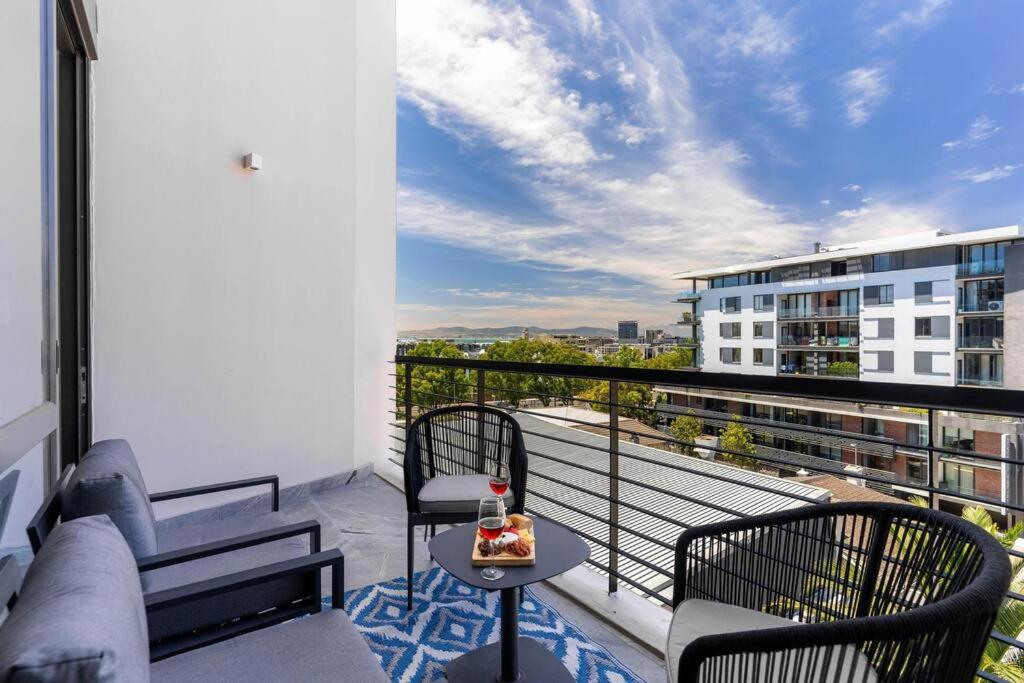 Urban Palette - Modern & Artistic Green Point Apt view 4