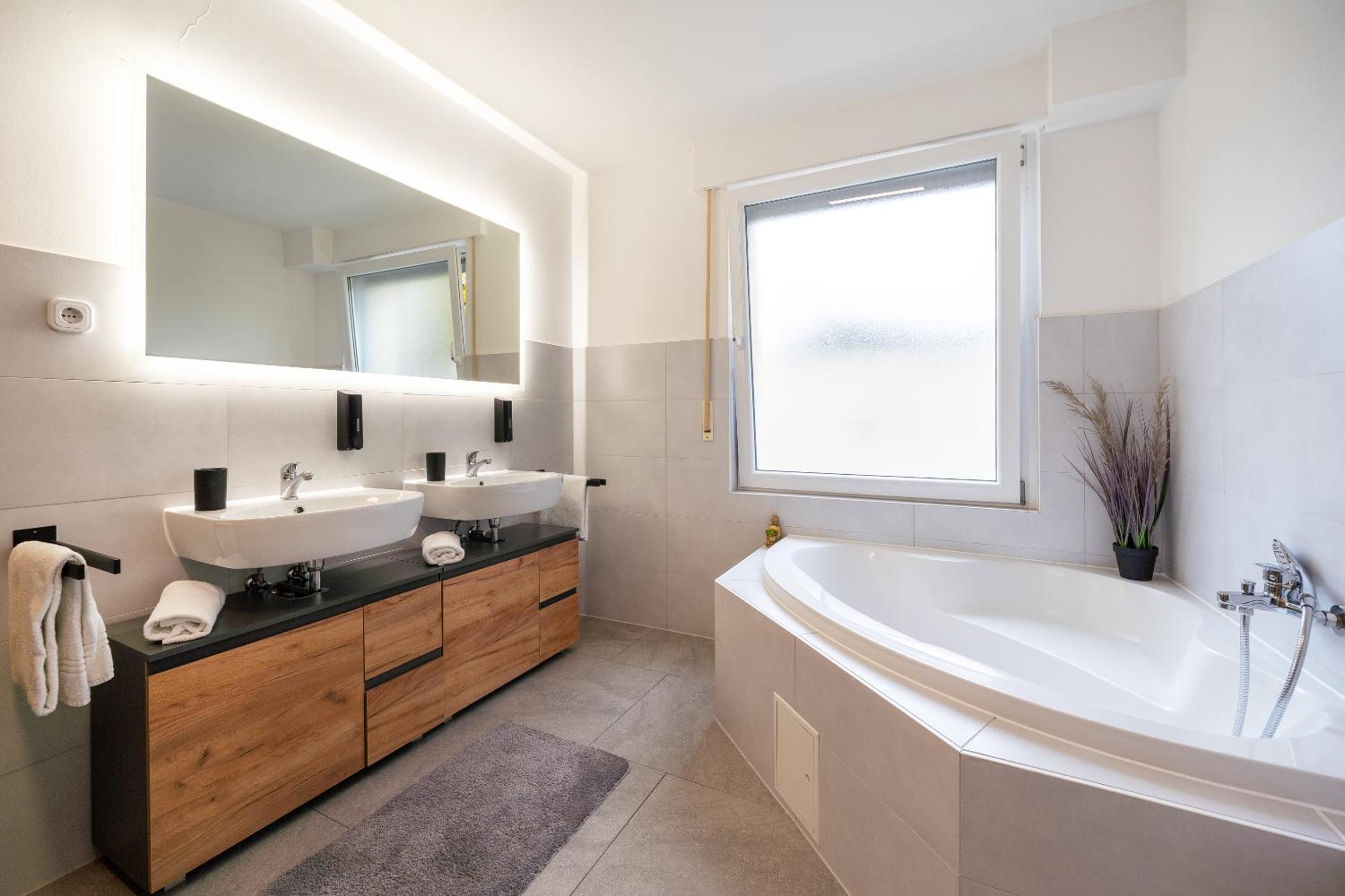 Stylische große 5-Zimmerwohnung-WLAN-Free Parking-