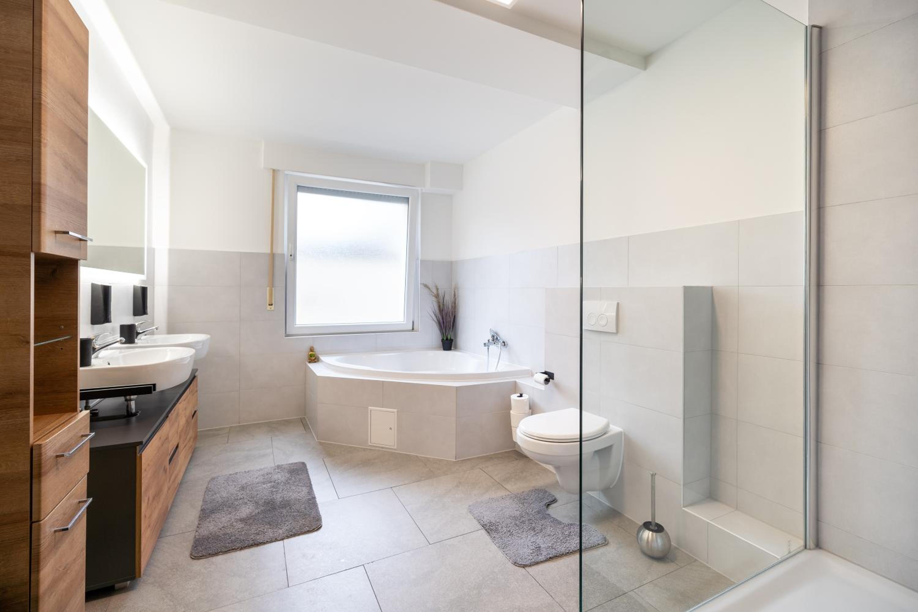 Stylische große 5-Zimmerwohnung-WLAN-Free Parking-