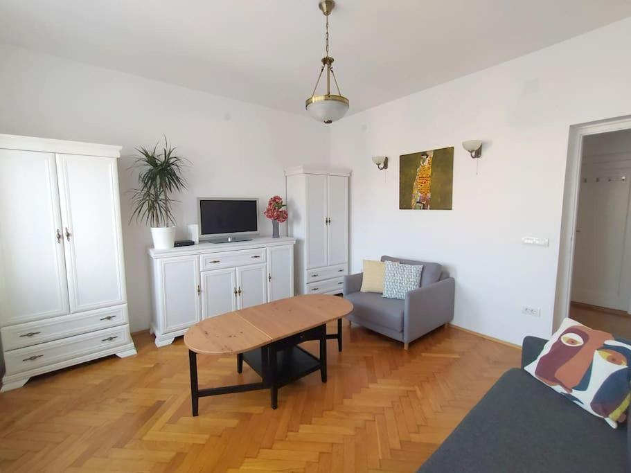 Central apt Jovanova