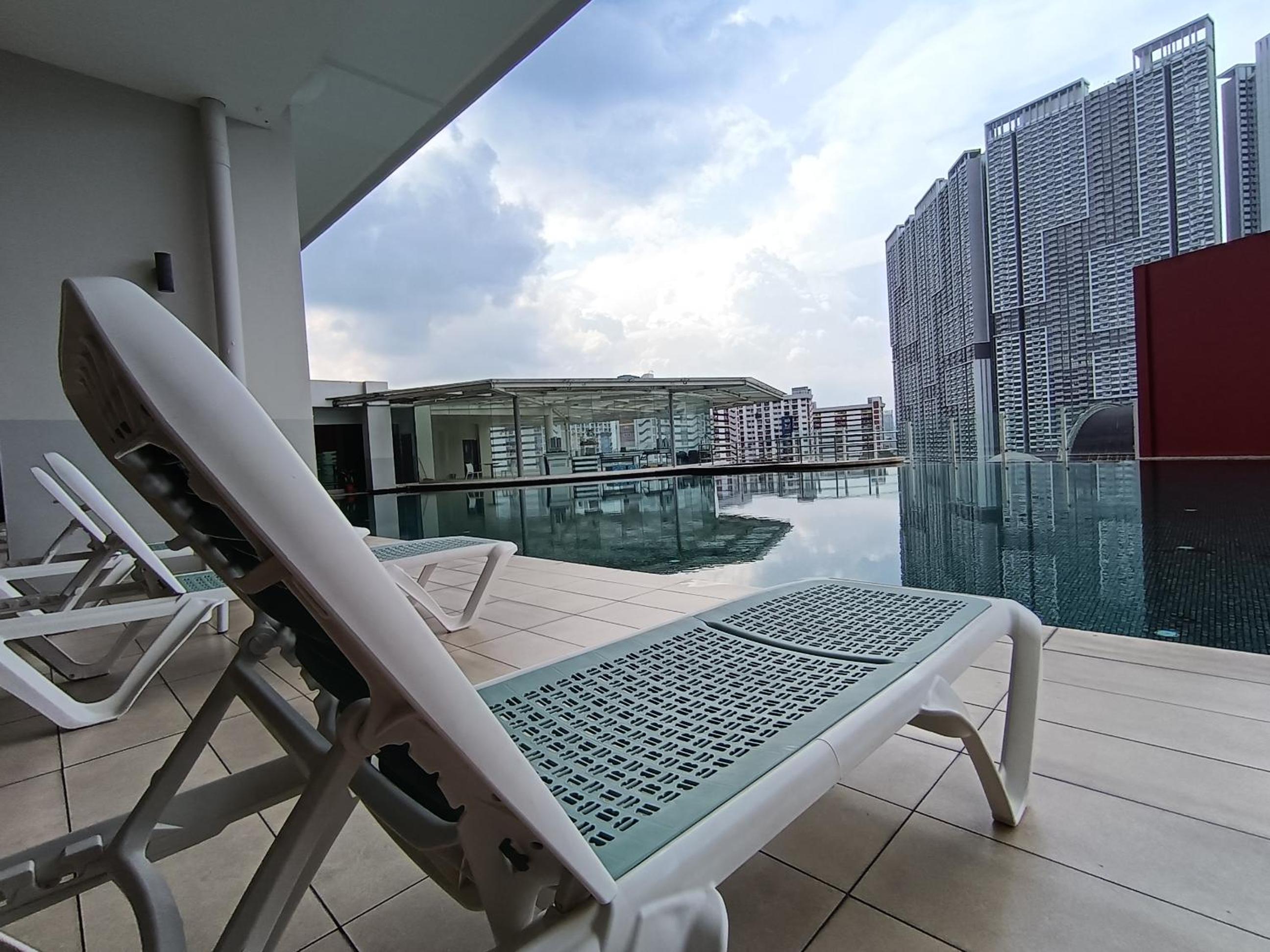 Relaxing Muji Retreat with Jacuzzi, Retro Games, MRT
